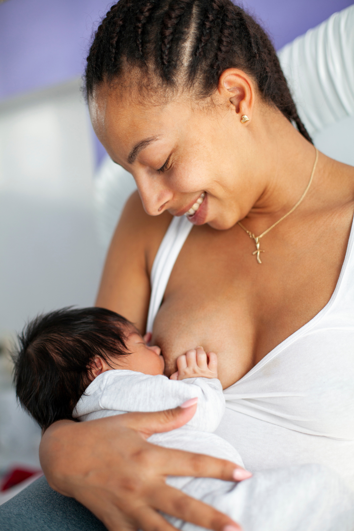 Mère allaitant son bébé