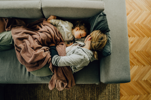 Mère et son enfant endormies sur le canapé