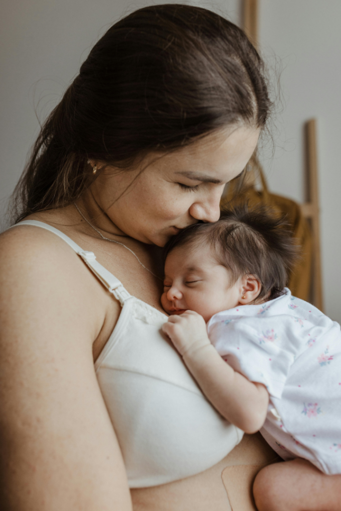 Un bébé endormi sur sa mère après la tétée