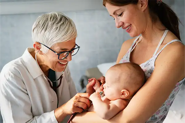 Bébé ausculté par un pédiatre
