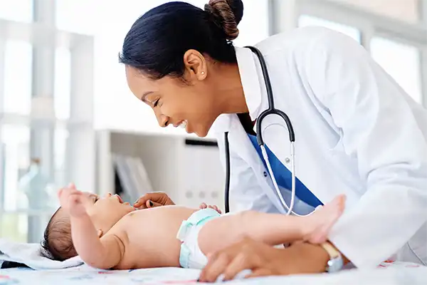 Un bébé en bonne santé en visite chez le pédiatre