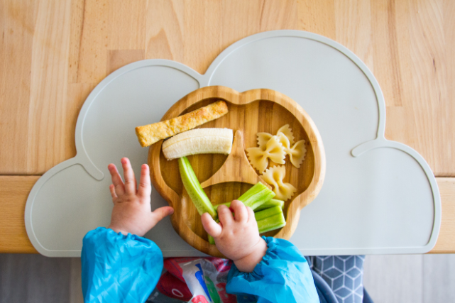 Le premiers aliments de bébé