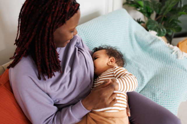 Une maman allaitant son nourrisson au sein.