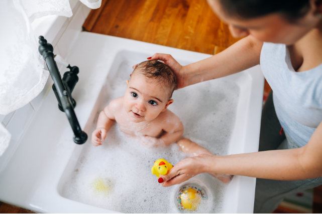 Un bébé prends son bain