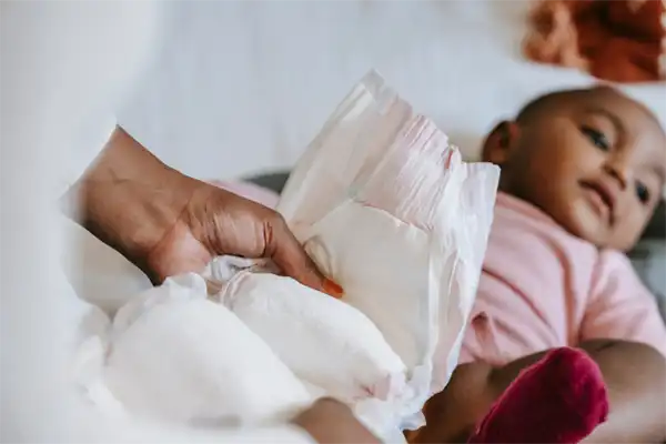 Le change de bébé, un moment d'échange