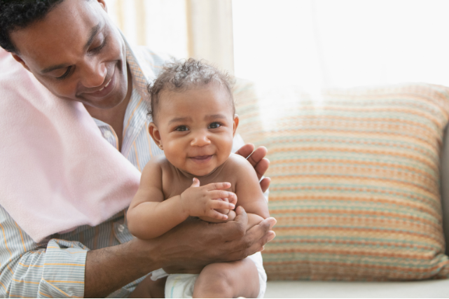 Un père favorise le rot de son bébé