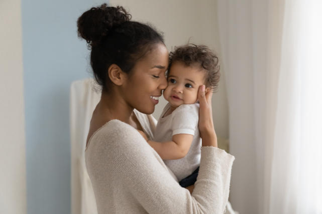 Moment de tendresse entre une mère et son enfant