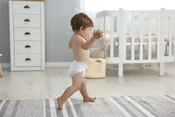 Bébé faisant ses premiers pas